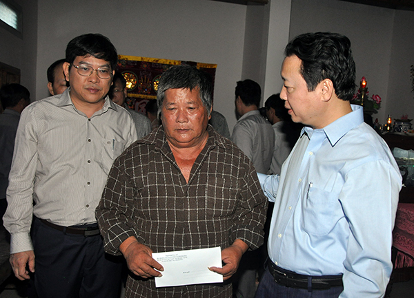 Bộ[-]Tài[-]nguyên[-]và[-]Môi[-]trường[-]hỗ[-]trợ[-]các[-]tỉnh[-]Phú[-]Yên,[-]Khánh[-]Hòa[-]đảm[-]bảo[-]vệ[-]sinh[-]môi[-]trường[-]sau[-]bão[-]số[-]12